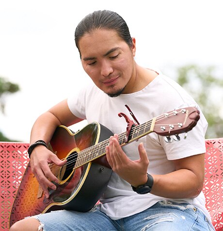 César tocando la guitarra.