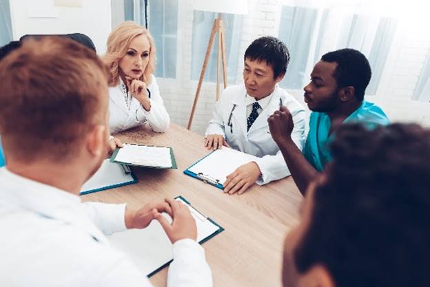 Medical staff having discussion