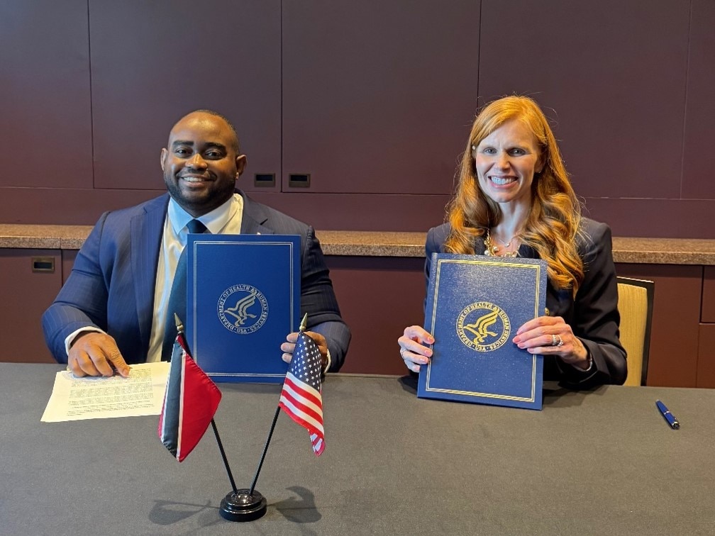 Trinidad and Tobago’s Minister of Foreign and CARICOM Affairs, Sean Sobers signs the Geneva Consensus Declaration on behalf of Trinidad and Tobago, alongside Director Bethany Kozma, Geneva Consensus Declaration Secretariat.