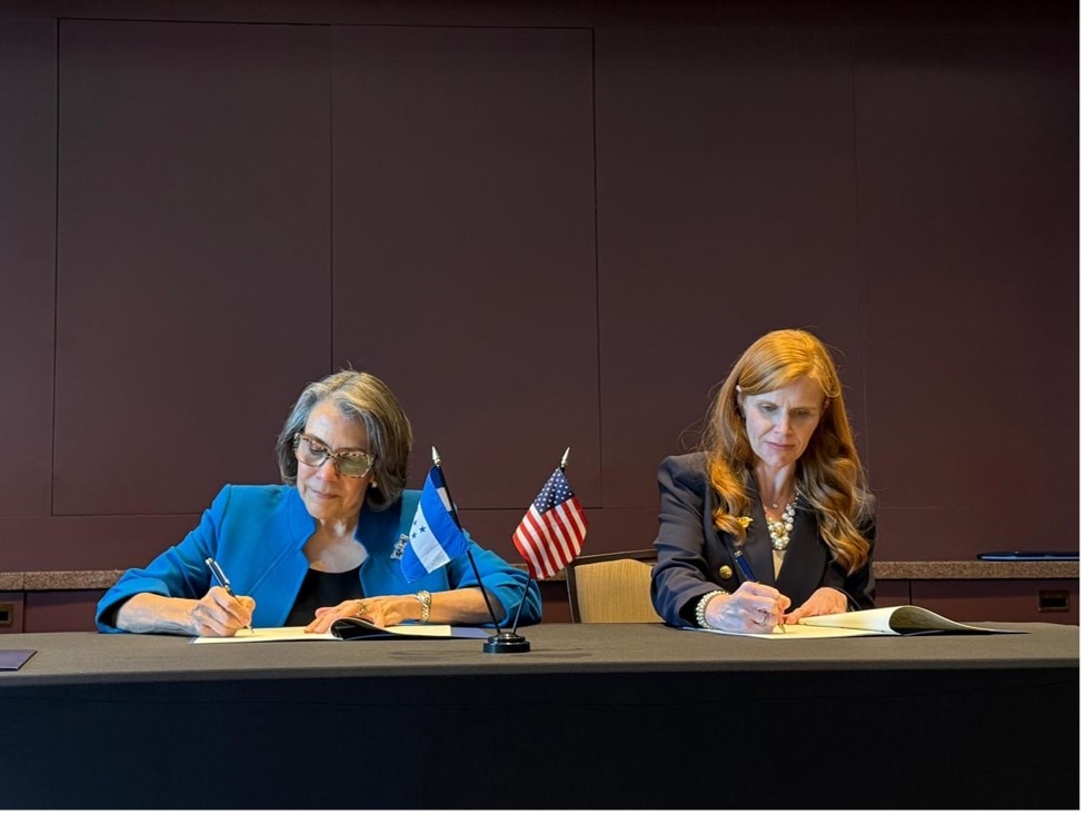 Honduras Secretary of State for Foreign Affairs and International Cooperation, Mireya Agüero signs the Geneva Consensus Declaration on behalf of Honduras, alongside Director Bethany Kozma, Geneva Consensus Declaration Secretariat.