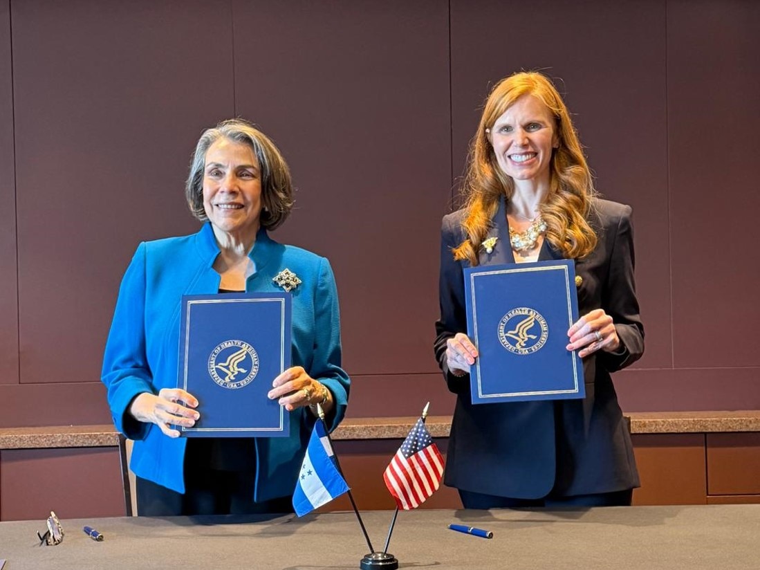 Honduras Secretary of State for Foreign Affairs and International Cooperation, Mireya Agüero signs the Geneva Consensus Declaration on behalf of Honduras, alongside Director Bethany Kozma, Geneva Consensus Declaration Secretariat.